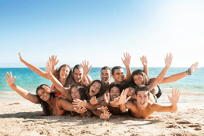 21 Sample Poses to Get You Started Photographing Groups of People
