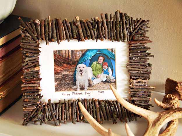 Upcycling Project Ideas | DIY Picture Frame with Burlap Bow #diy #crafts