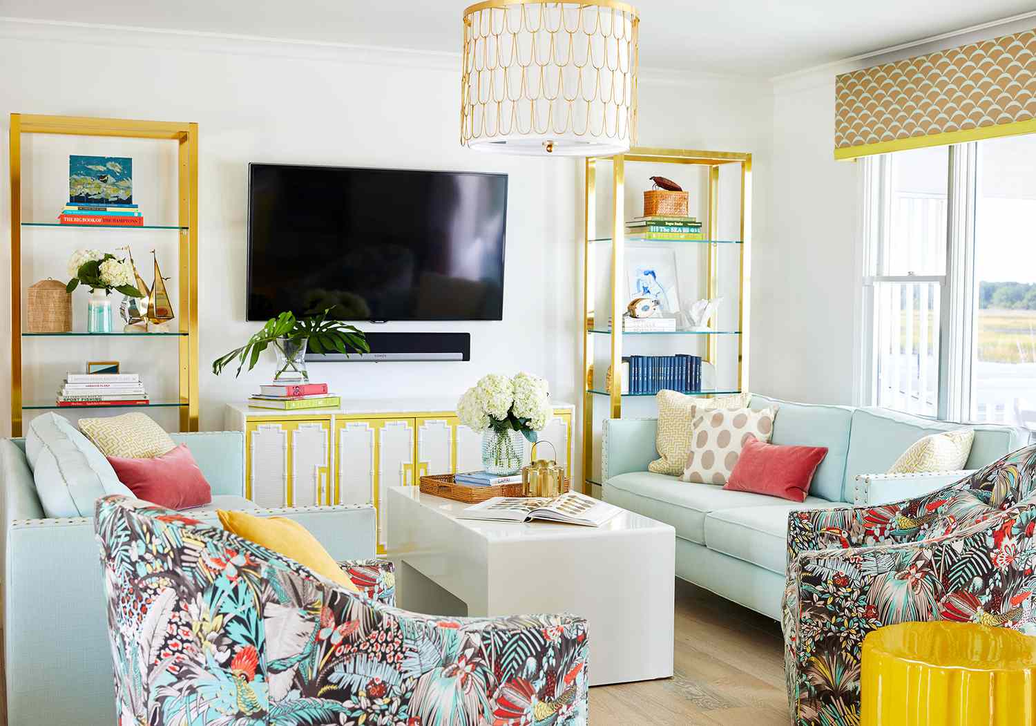 How to decorate with a TV in the living room