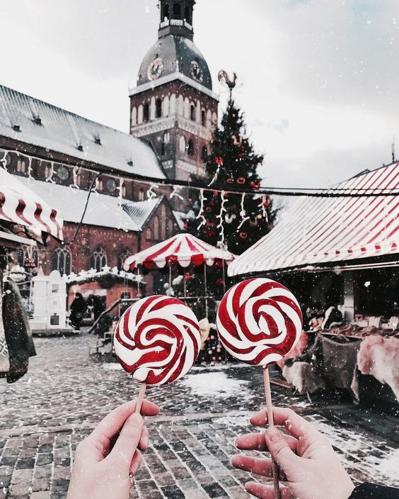 Christmas market wallpaper iPhone with white and red candy